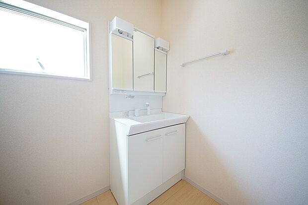 【同仕様写真(その他内観)】三面鏡仕様の洗面化粧台(3号棟同仕様)