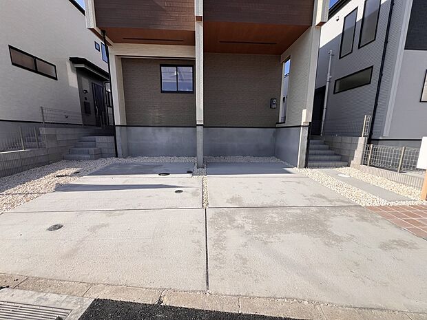 【現地外観写真】カースペースは並列駐車2台分（2号棟）