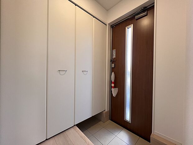 【玄関】シューズボックス付きの明るい玄関