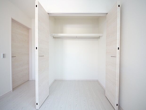 【同仕様写真(その他内観)】クローゼット収納(同仕様)