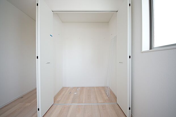 【同仕様写真(その他内観)】クローゼット収納(2号棟同仕様)
