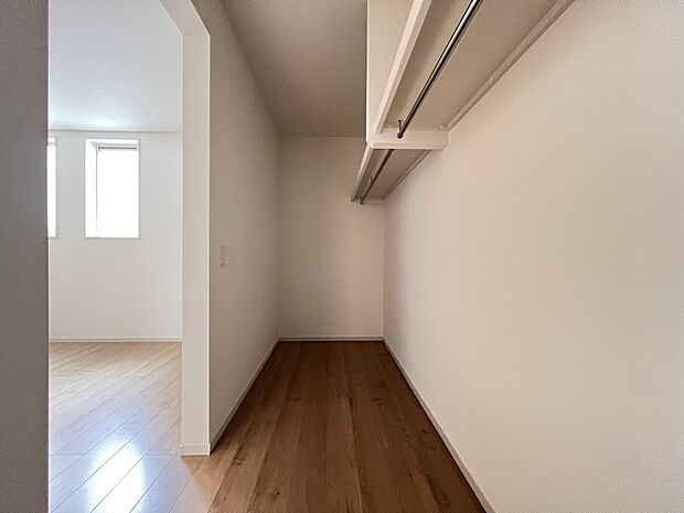 【ウォークインクローゼット】ハンガーパイプ付きのウォークインクローゼット(7号棟)