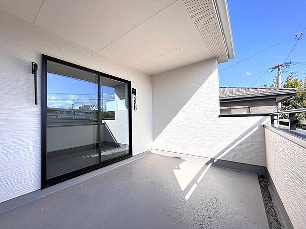 【同仕様写真(その他内観)】7.7帖の洋室から出入り可能な広めのバルコニー(同仕様)