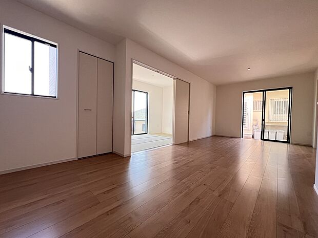 【リビング】隣接する和室を開放すれば22.2帖の大空間が生まれます!(2号棟)