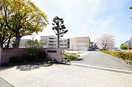 志免町立志免東中学校 2100m(27分)