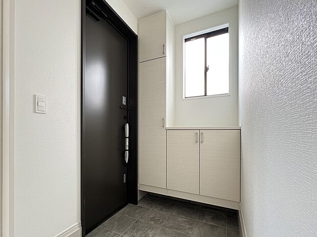 【同仕様写真(その他内観)】シューズボックス付きの明るい玄関(1号棟同仕様)