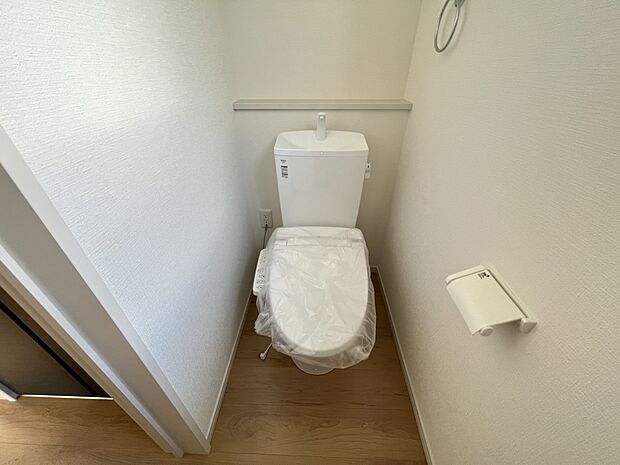 【同仕様写真(その他内観)】トイレは各階にご用意。ウォシュレット機能付き(2号棟同仕様)