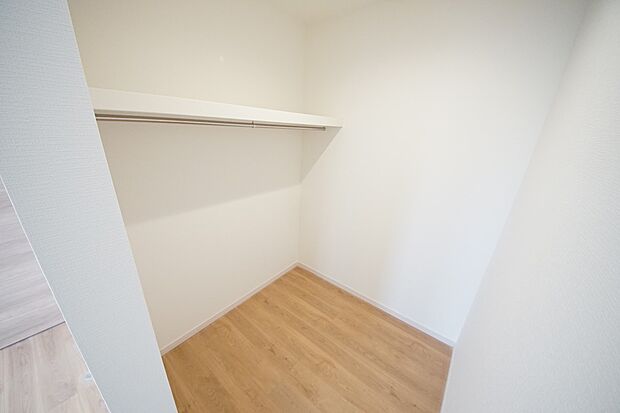 【同仕様写真(その他内観)】ウォークインクローゼット(1号棟同仕様)
