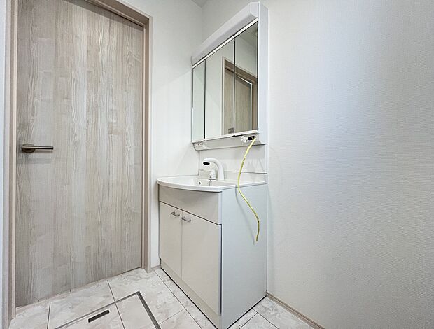 【同仕様写真(その他内観)】三面鏡仕様の洗面化粧台(同仕様)