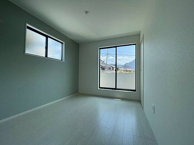 【洋室】洋室5.75帖 WIC、バルコニー付きのアクセントクロスがお洒落なお部屋です