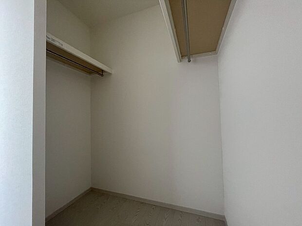 【ウォークインクローゼット】ハンガーパイプ付きのウォークインクローゼット