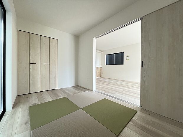 【洋室】リビング続き間の洋室5帖 クローゼット収納付き