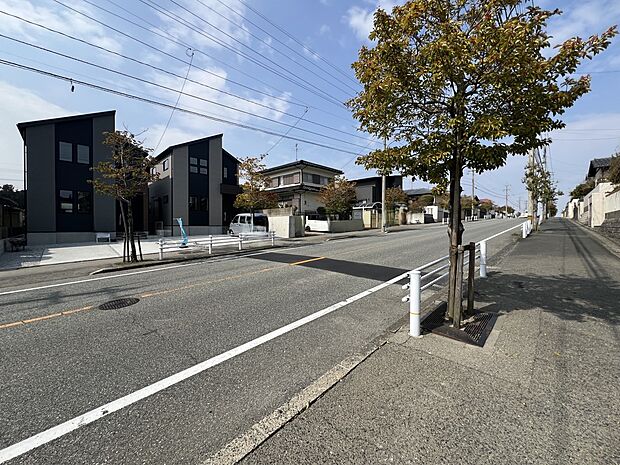 【前面道路含む現地写真】前面道路：南東側16ｍ公道