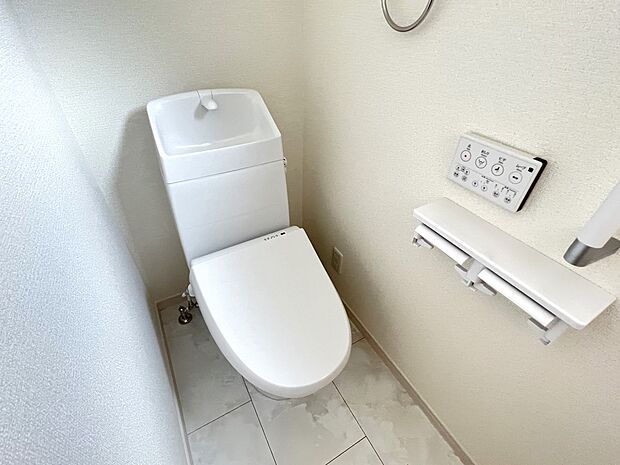 【同仕様写真(その他内観)】トイレは各階にご用意。ウォシュレット機能付き(1号棟同仕様)