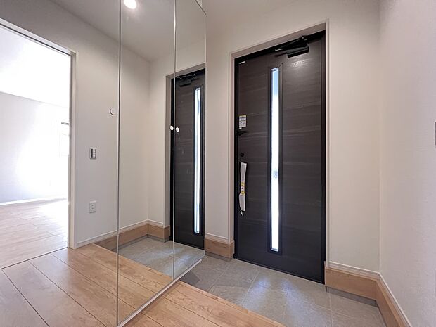 【同仕様写真(その他内観)】シューズボックス付きの玄関(1号棟同仕様)