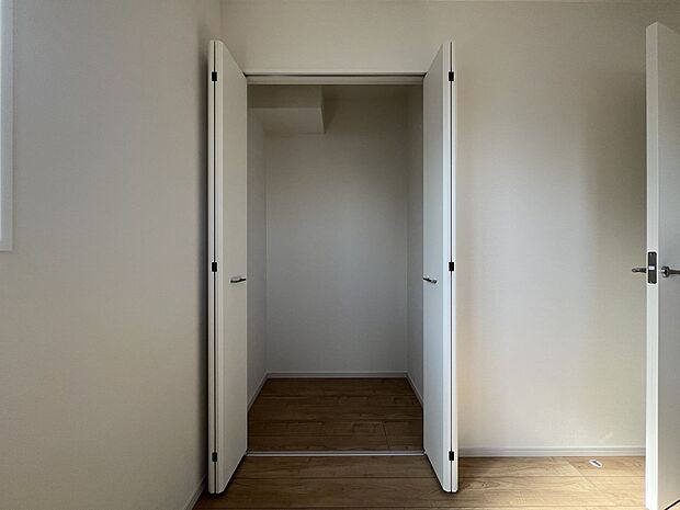 【同仕様写真(その他内観)】クローゼット収納(同仕様)