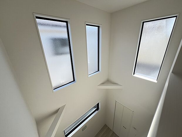 【リビング】明るい自然光を取り込む吹抜空間(1号棟)