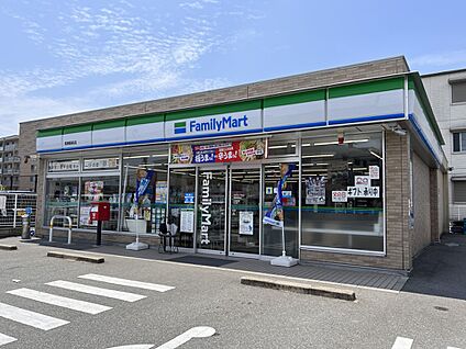 ファミリーマート 筑紫野紫店 100m(2分)