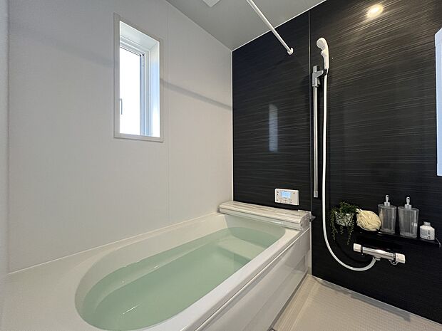 【浴室】1坪タイプのバスルーム!浴室暖房乾燥機付きで、いつでも快適にお過ごしいただけます (3号棟)