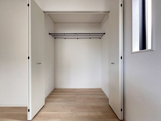 【同仕様写真(その他内観)】クローゼット収納(2号棟同仕様)