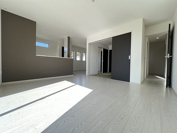 【リビング】LDK18.6帖 三面採光の明るい空間に仕上がりました