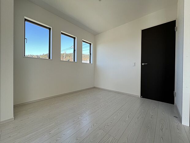 【ダイニング】キッチン横 明るい空間でダイニングスペースとしても◎