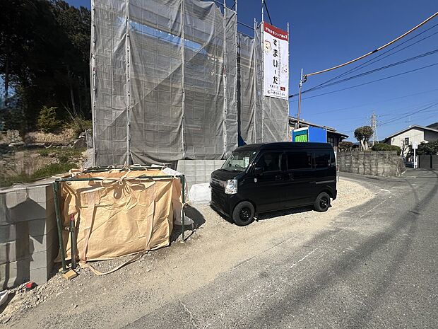 【駐車場】お車は2台駐車可能です
