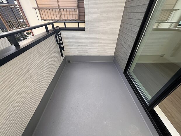 【同仕様写真(その他内観)】南向きの陽当たり良好なバルコニー(A号棟同仕様)