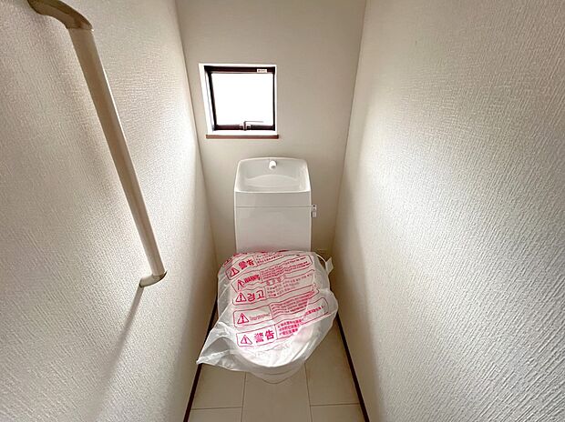 【同仕様写真(その他内観)】トイレは各階にご用意。ウォシュレット機能付き(同仕様)