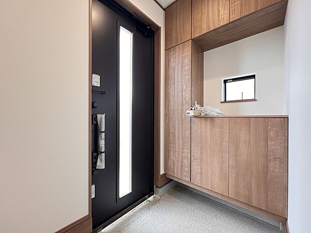 【同仕様写真(その他内観)】シューズボックス付きの明るい玄関(同仕様)