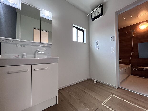 【同仕様写真(その他内観)】脱衣所は広めの設計　三面鏡仕様の洗面化粧台をご用意(6号棟同仕様)