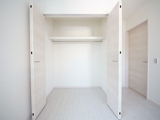 【同仕様写真(その他内観)】クローゼット収納(5号棟同仕様)
