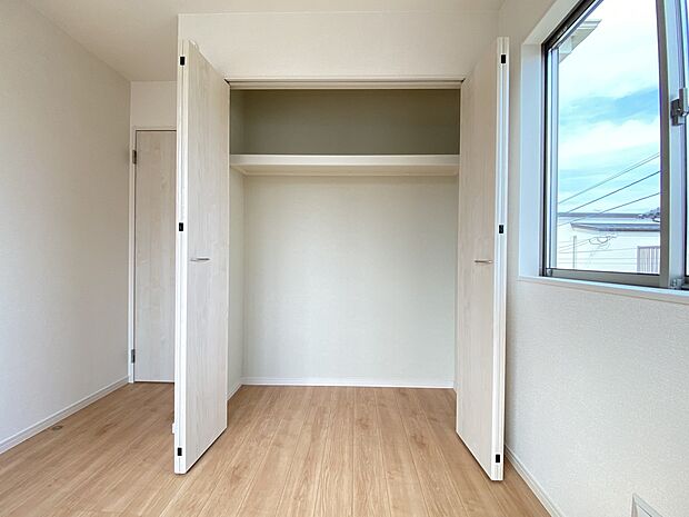 【同仕様写真(その他内観)】クローゼット収納(A号棟同仕様)