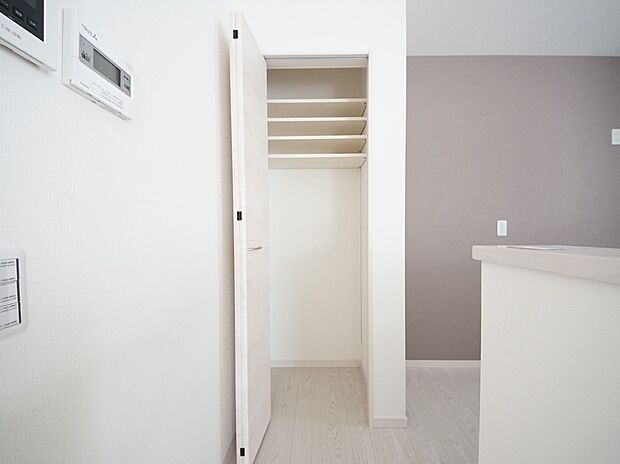 【同仕様写真(その他内観)】キッチン横 パントリー収納(同仕様)