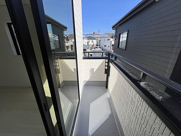 【バルコニー】南向きの陽当たり良好なバルコニー(E号棟)
