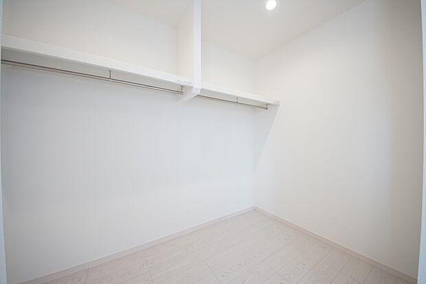 【同仕様写真(その他内観)】ウォークインクローゼット(4号棟同仕様)