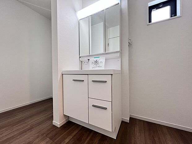 【同仕様写真(その他内観)】三面鏡仕様の洗面化粧台 洗面所は広めの設計です(2号棟同仕様)