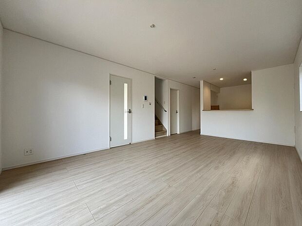 【リビング】家族団らんにピッタリの明るく開放的なリビング　是非現地でご体感ください(1号棟)