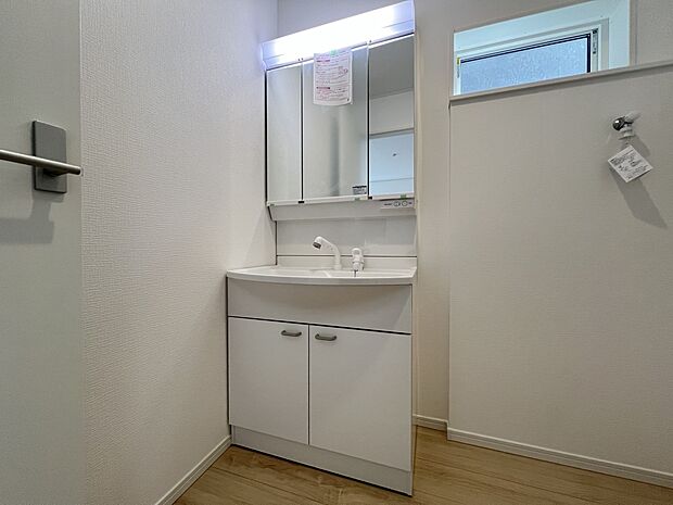 【洗面台・洗面所】洗面化粧台は三面鏡仕様で収納スペースもしっかり確保しております(1号棟)