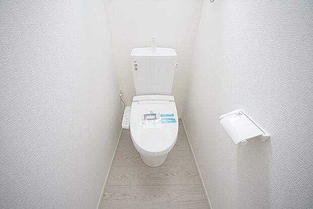 【同仕様写真(その他内観)】トイレは各階にご用意。ウォシュレット機能付き(同仕様)