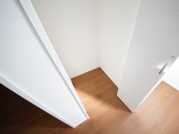 【同仕様写真(その他内観)】クローゼット収納(同仕様)