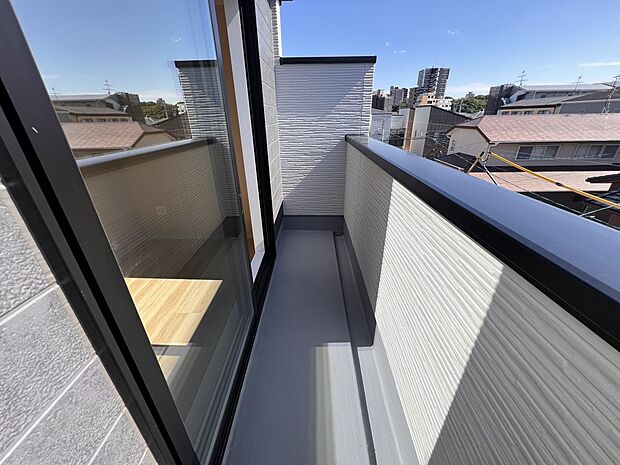 【同仕様写真(その他内観)】バルコニーは3ヶ所にご用意いたします(同仕様)