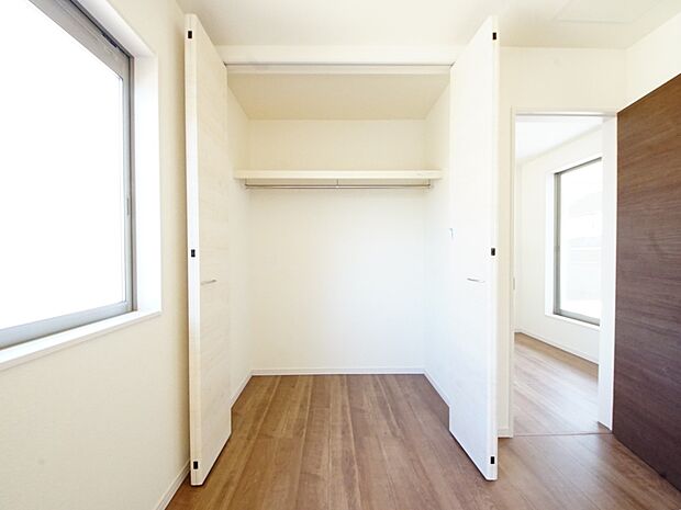 【同仕様写真(その他内観)】クローゼット収納(2号棟同仕様)