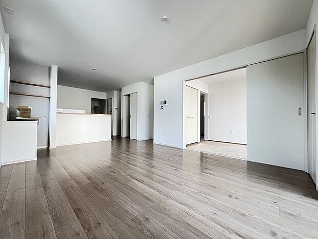 【リビング】家族団らんにピッタリの明るいリビング　是非現地でご体感ください