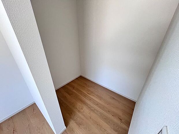 【同仕様写真(その他内観)】ウォークインクローゼット(1号棟同仕様)