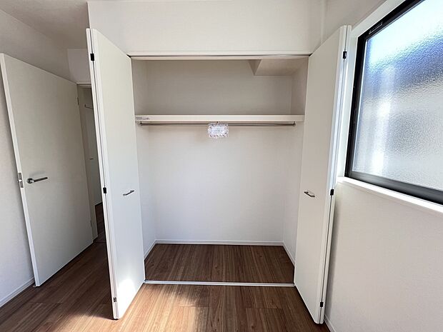 【同仕様写真(その他内観)】クローゼット収納(1号棟同仕様)
