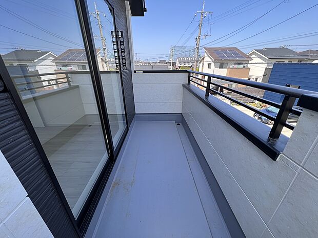 【同仕様写真(その他内観)】2階のメインとなる洋室にはバルコニーを設置します(1号棟同仕様)