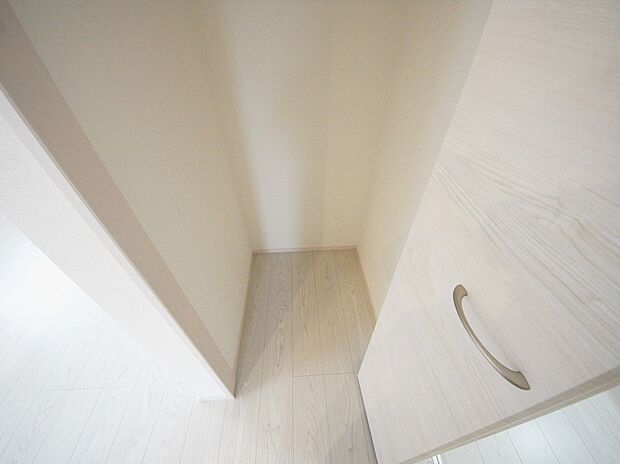 【同仕様写真(その他内観)】キッチン横　パントリー収納(同仕様)