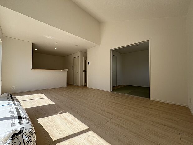 【リビング】LDK17.5帖 広々としたリビングは家族団らんにピッタリの空間です