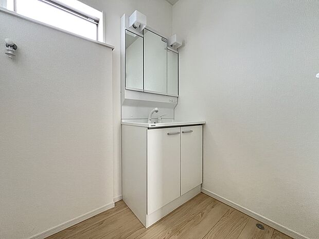 【洗面台・洗面所】三面鏡タイプの洗面化粧台　鏡裏はキャビネットになっており収納力も豊富です（1号棟）